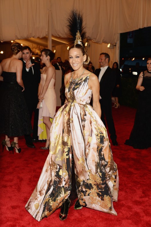 Sarah Jessica Parker In Giles Deacon Dress And Philip Treacy Head Piece