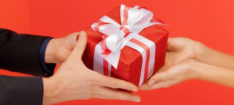 It’s a Jolly old time to shop for gifts. DO’s and Don’ts for Buying for you special someone.